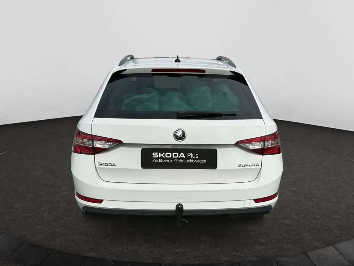 Gebraucht Skoda Superb Ambition 150 PS (110 kW) 2018 Weiß Kombi