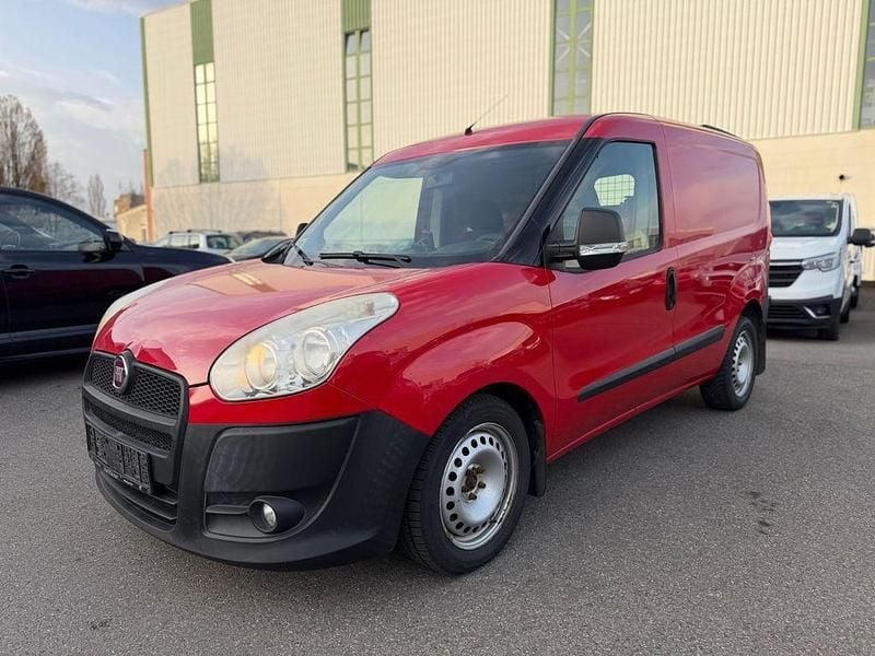 Gebraucht Fiat Doblò Basis 101 PS (74 kW) 2013 Rot Van / Kleinbus