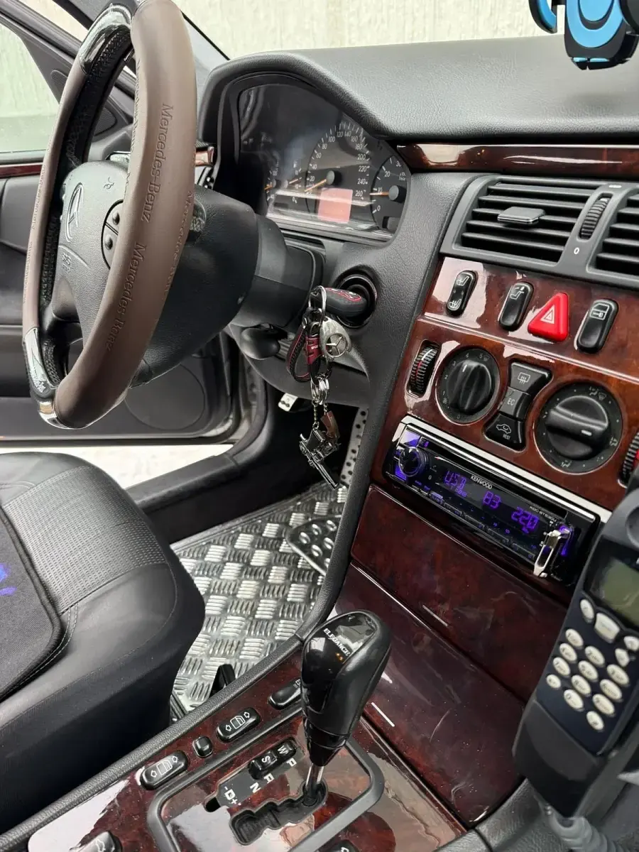Gebraucht Mercedes E240 170 PS (125 kW) 2001 Silber Limousine