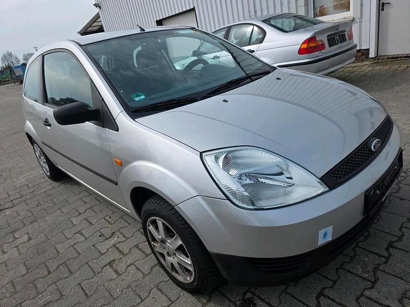 Usata Ford Fiesta 80 CV (58 kW) 2004 Argento Utilitaria