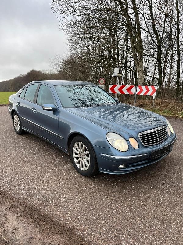 Gebraucht Mercedes E240 Avantgarde 177 PS (130 kW) 2005 Blau Limousine