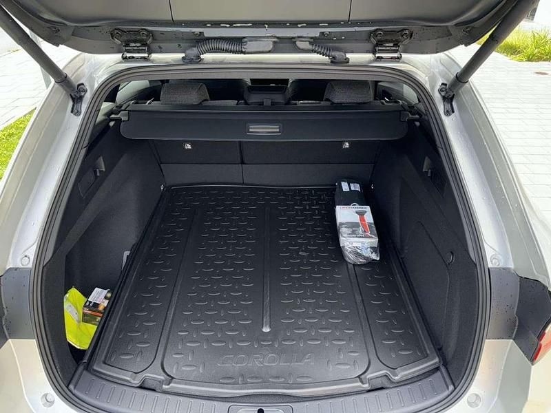 Neu Toyota Corolla 178 PS (130 kW) 2025 Cosmicsilber metallic Kombi