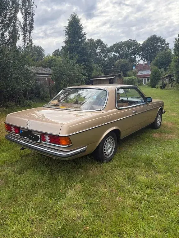 Gebraucht Mercedes 230 136 PS (100 kW) 1983 Gold Coupé