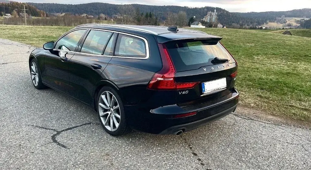 Gebraucht Volvo V60 Momentum 250 PS (183 kW) 2019 Schwarz Kombi