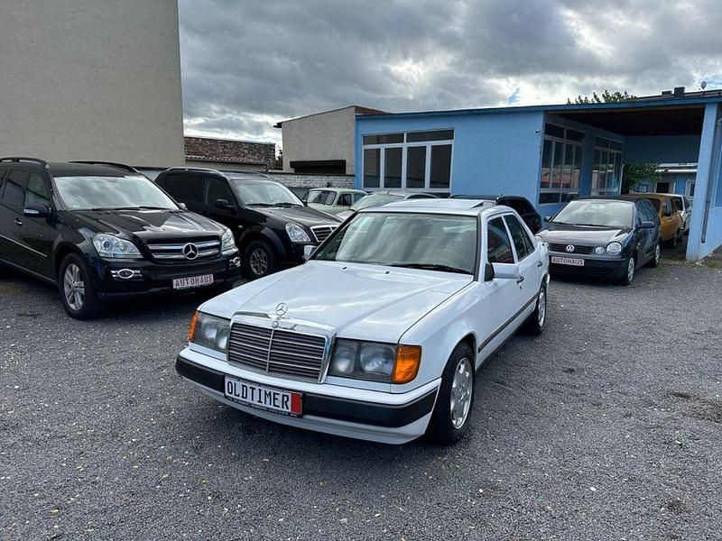 Weiß Gebraucht 1985 Mercedes E230 Limousine | 4.890 € - Bild 1/4