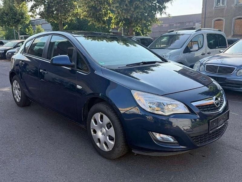 Używany Opel Astra 101 KM (74 kW) 2011 Niebieski Sedan/Limuzyna