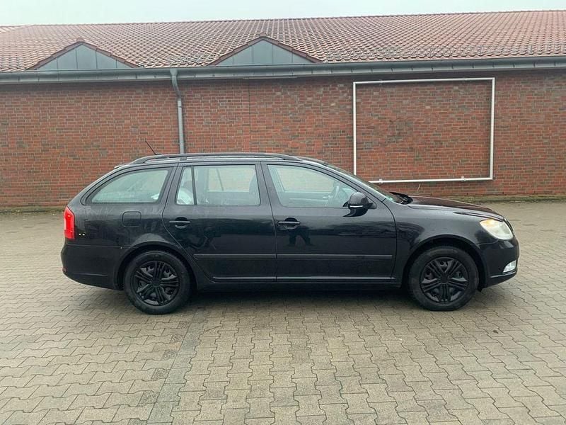 Schwarz Gebraucht 2013 Skoda Octavia Ambition Kombi | 4.040 € (Superpreis) - Bild 1/4