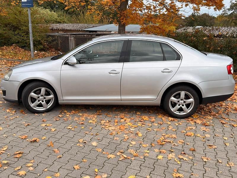 Gebraucht VW Jetta 105 PS (77 kW) 2006 Silber Limousine