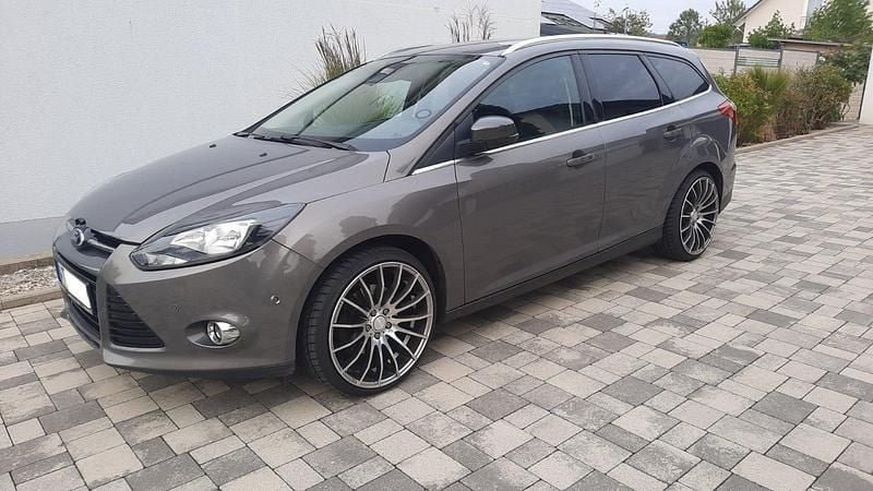 Braun Gebraucht 2012 Ford Focus Kombi | 7.990 € (Teuer) - Bild 1/4
