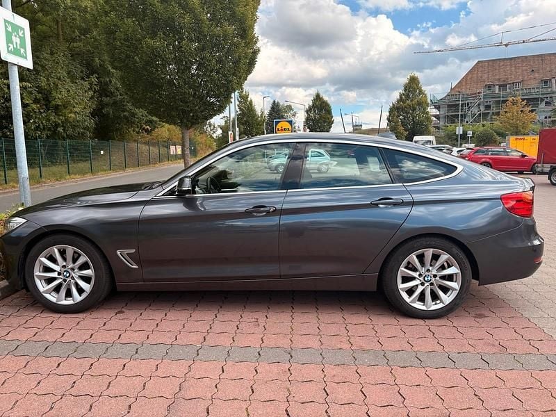 Grau Gebraucht 2014 BMW 320 Limousine | 9.500 € - Bild 1/4