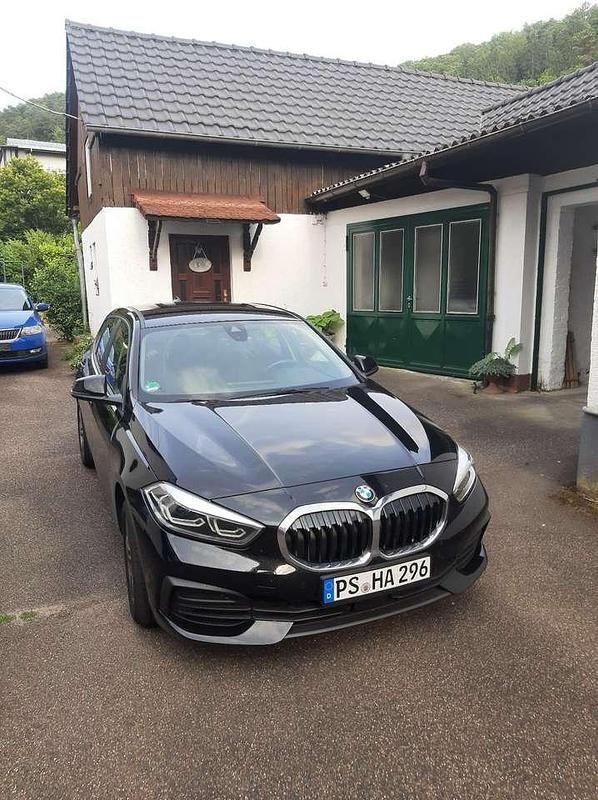 Schwarz Gebraucht 2022 BMW 118 Advantage Kleinwagen | 18.500 € (Guter Preis) - Bild 1/4