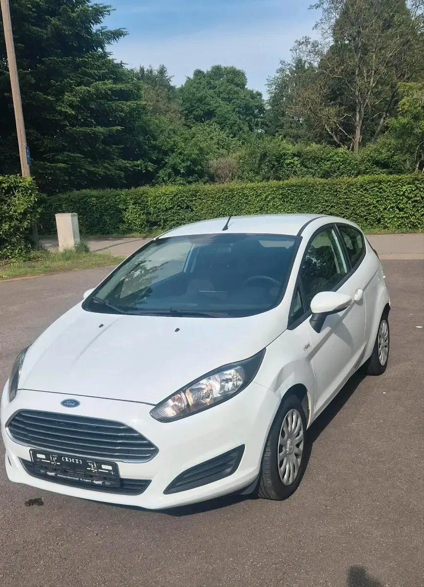 Gebraucht Ford Fiesta 80 PS (58 kW) 2013 Weiß Kleinwagen