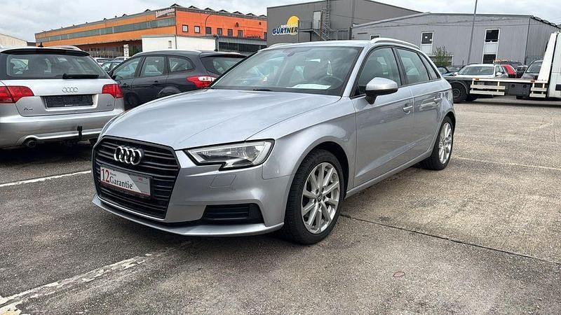 Silber Gebraucht 2018 Audi A3 Sportback Design Limousine | 11.900 € (Guter Preis) - Bild 1/4