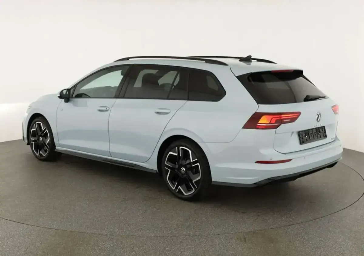 Neu VW Golf VIII R-line 204 PS (150 kW) 2026 Crystal ice blue metallic Kombi