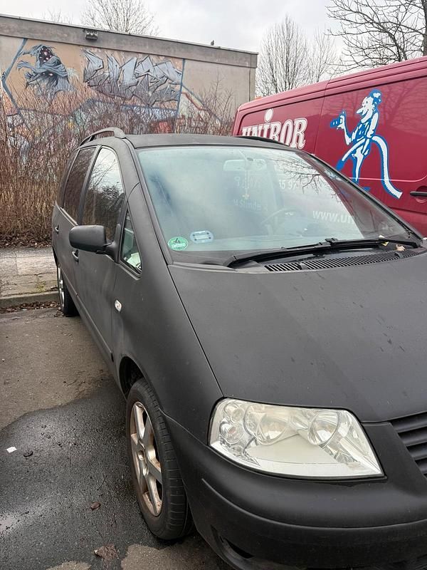 Second-hand VW Sharan 110 CP (80 kW) 2003 Negru Monovolum