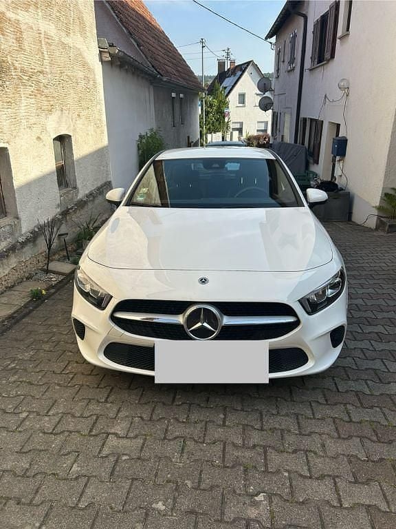 Weiß Gebraucht 2020 Mercedes A180 Limousine | 20.100 € (Fairer Preis) - Bild 1/4