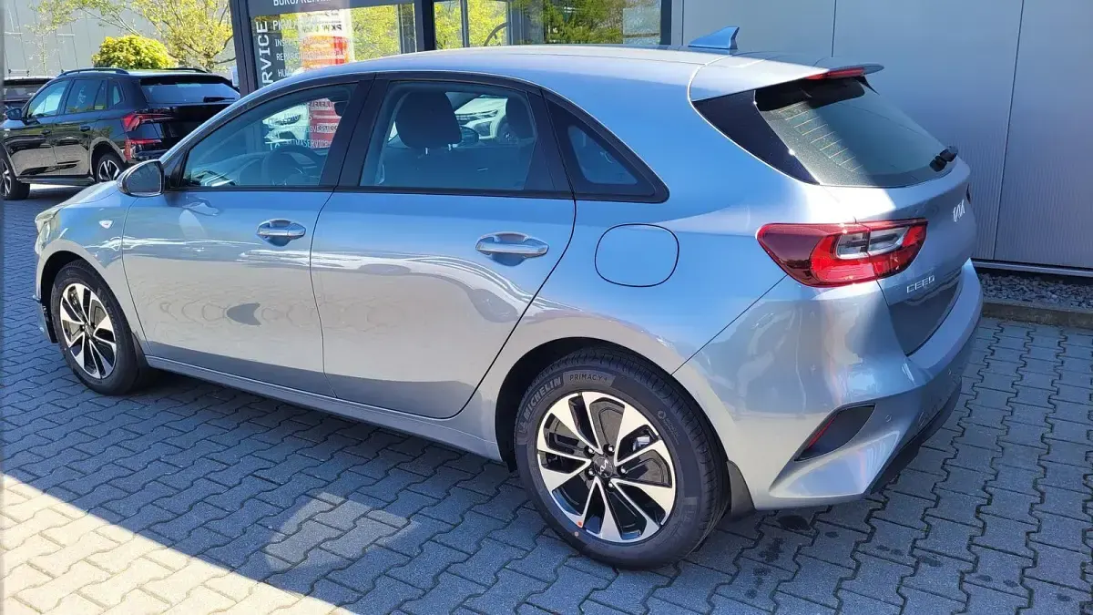 Käytetty Kia Ceed 140 HP (102 kW) 2025 Hopea Viistoperä