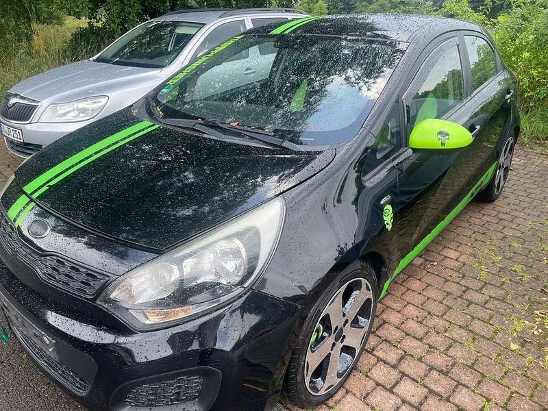 Schwarz Gebraucht 2013 Kia Rio DREAM-TEAM Edition Limousine | 4.500 € (Fairer Preis) - Bild 1/4