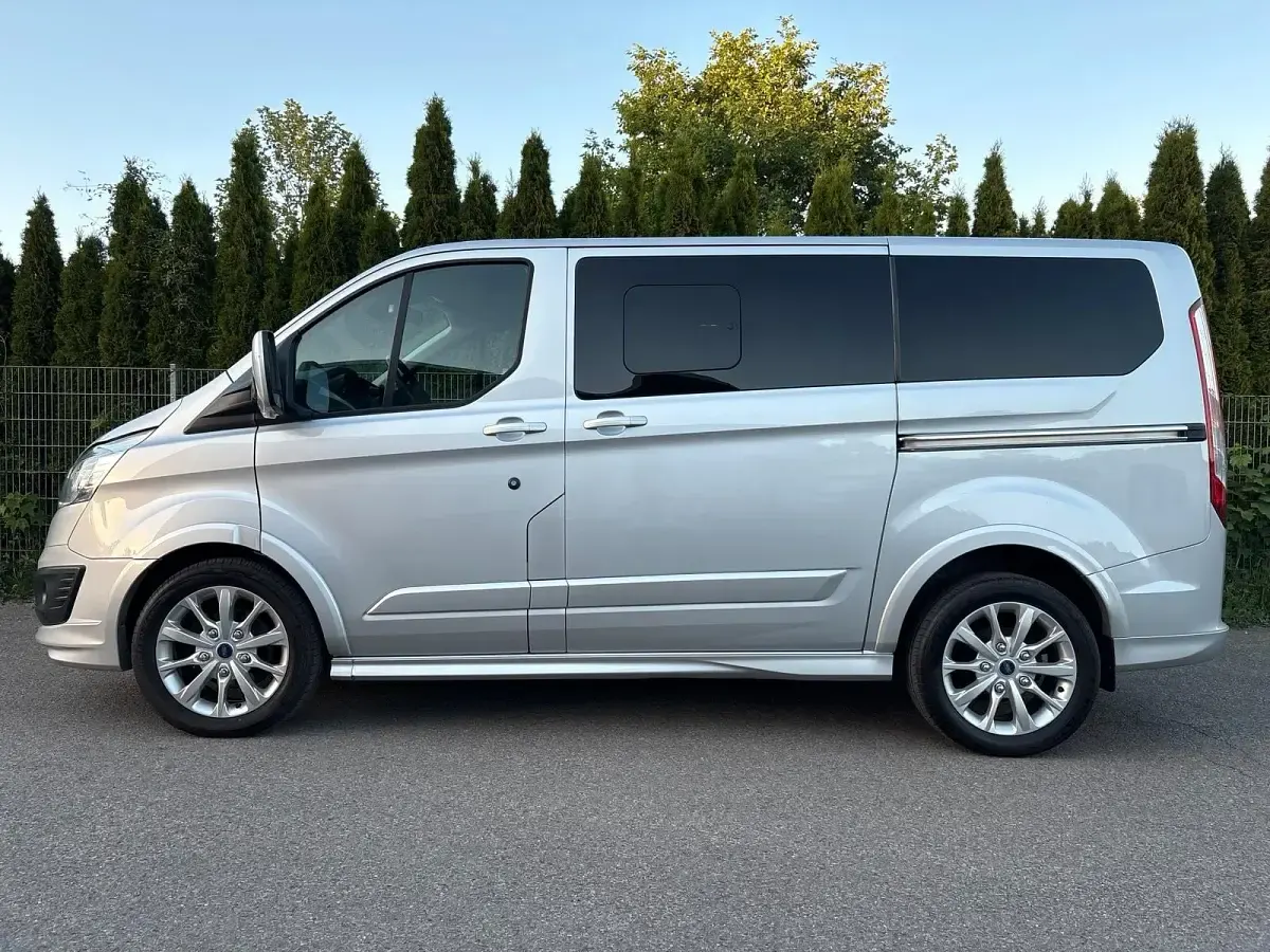 Gebraucht Ford Tourneo 170 PS (125 kW) 2018 Silber Van / Kleinbus
