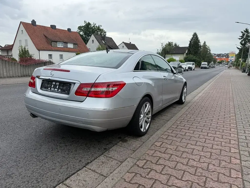 Gebraucht Mercedes E200 184 PS (135 kW) 2010 Silber Coupé