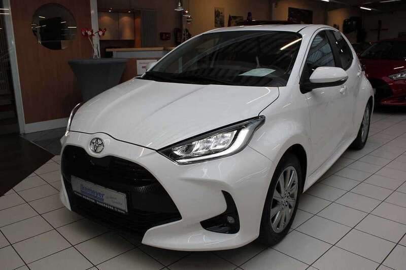 Schneeweiß Gebraucht 2023 Toyota Yaris Team Kleinwagen | 18.490 € (Fairer Preis) - Bild 1/4