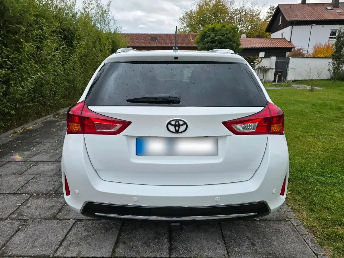 Gebraucht Toyota Auris 133 PS (97 kW) 2014 Weiß Kombi