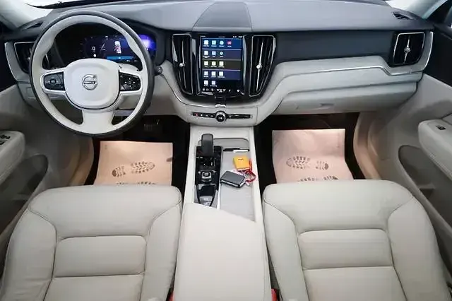 Gebraucht Volvo XC60 Core 197 PS (144 kW) 2023 Platinum grey / metallic SUV