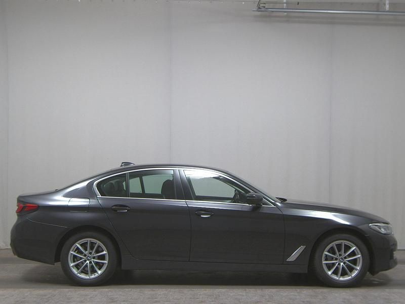 Grau Gebraucht 2021 BMW 530 Sport Line Limousine | 26.980 € (Superpreis) - Bild 1/4