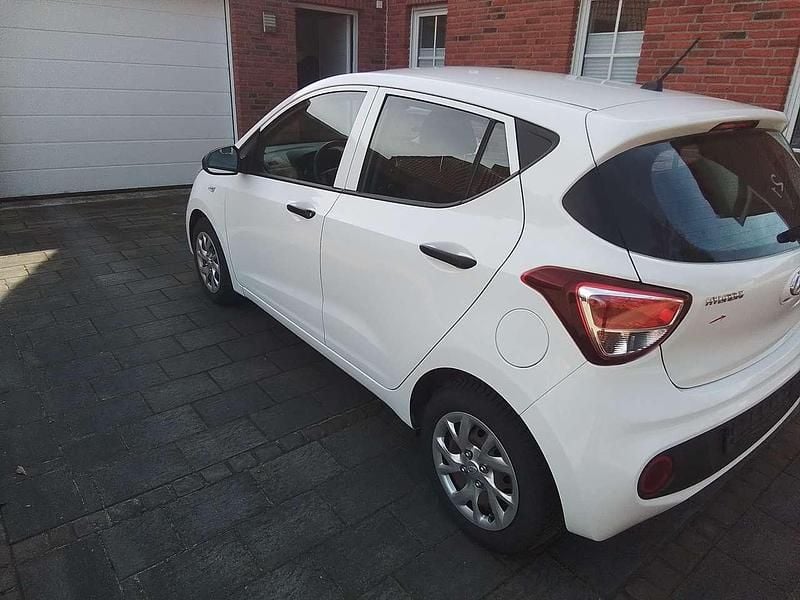 Gebraucht Hyundai i10 Select 67 PS (49 kW) 2019 Weiß Kleinwagen