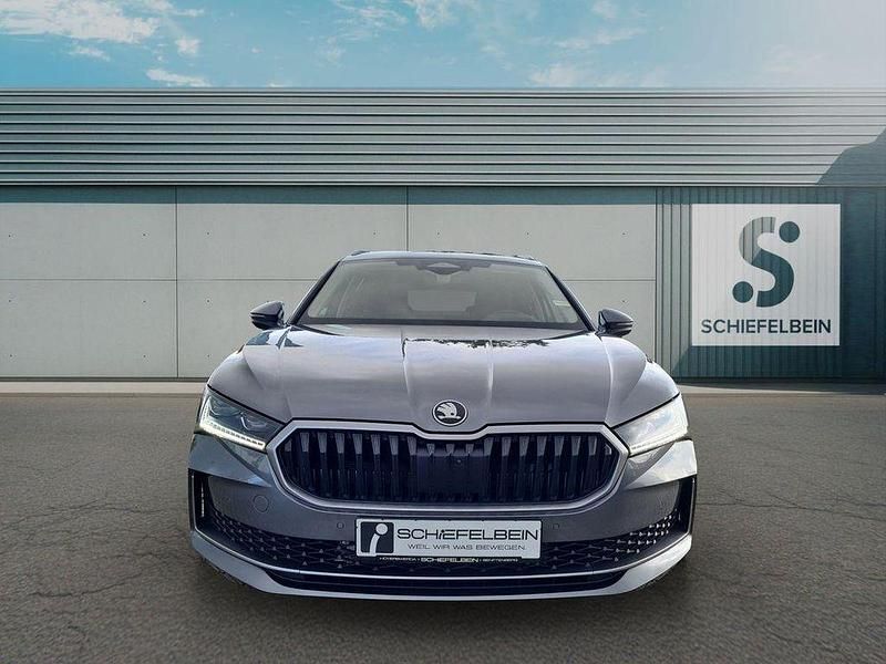Neu Skoda Superb Selection 193 PS (141 kW) 2025 Graphitegrau metallic Kombi