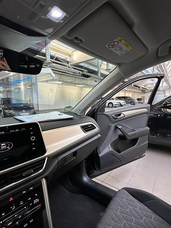 Second-hand VW T-Roc Move 149 CP (109 kW) 2023 Negru SUV