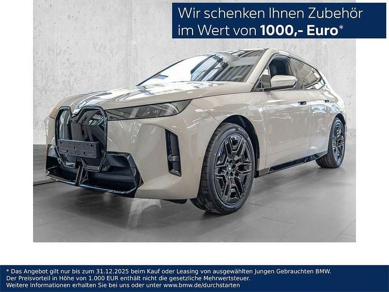 Dune grey metallic Neu 2025 BMW iX M Sport SUV | 93.940 € (Superpreis) - Bild 1/4