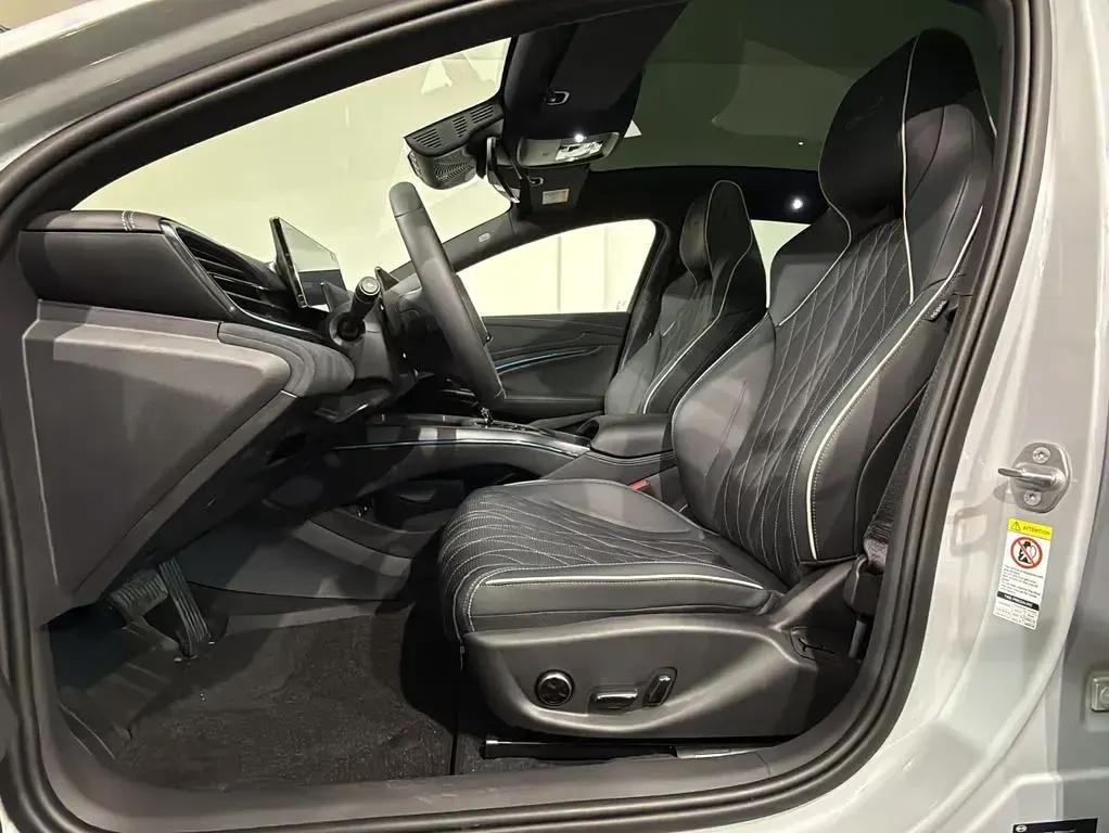 Neu BYD Seal Design 230 kW (313 PS) 2025 Grau Limousine