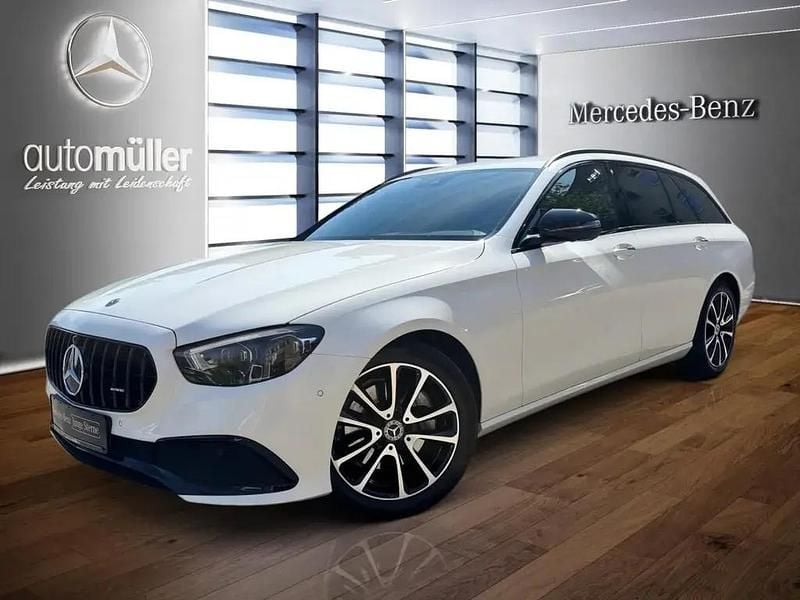 Weiß Gebraucht 2021 Mercedes E220 Night Limousine | 34.680 € (Fairer Preis) - Bild 1/3