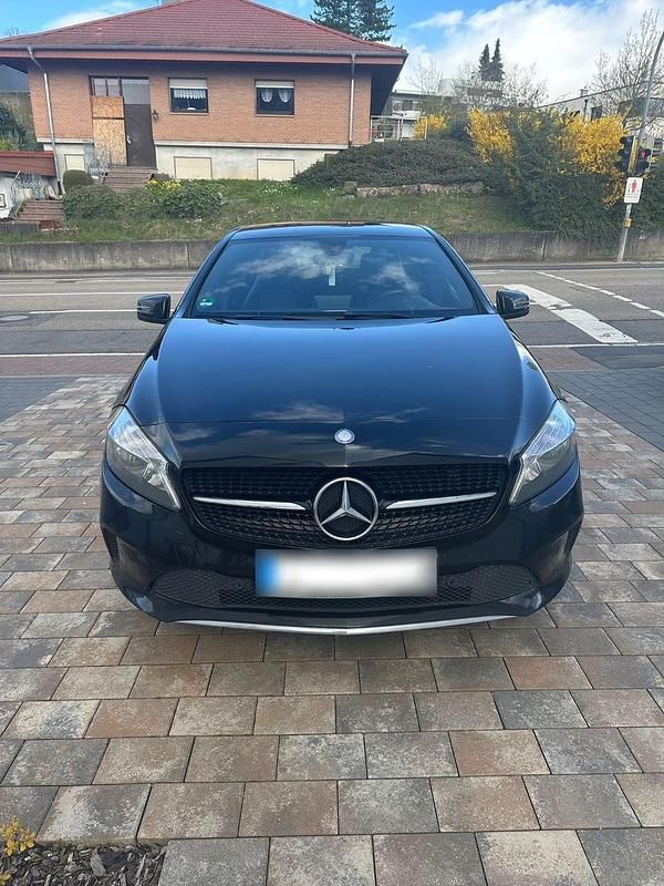 Gebraucht Mercedes A180 109 PS (80 kW) 2015 Schwarz Limousine