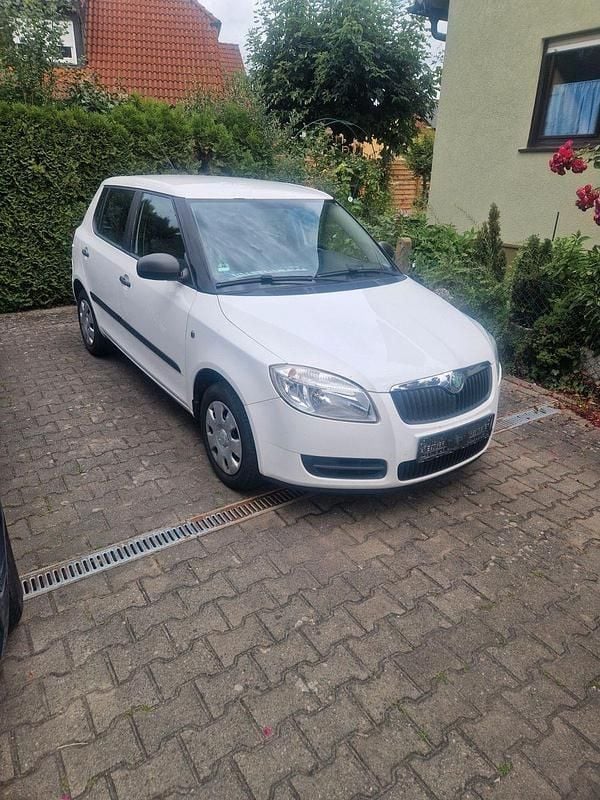 Weiß Gebraucht 2009 Skoda Fabia Limousine | 2.400 € (Fairer Preis) - Bild 1/4