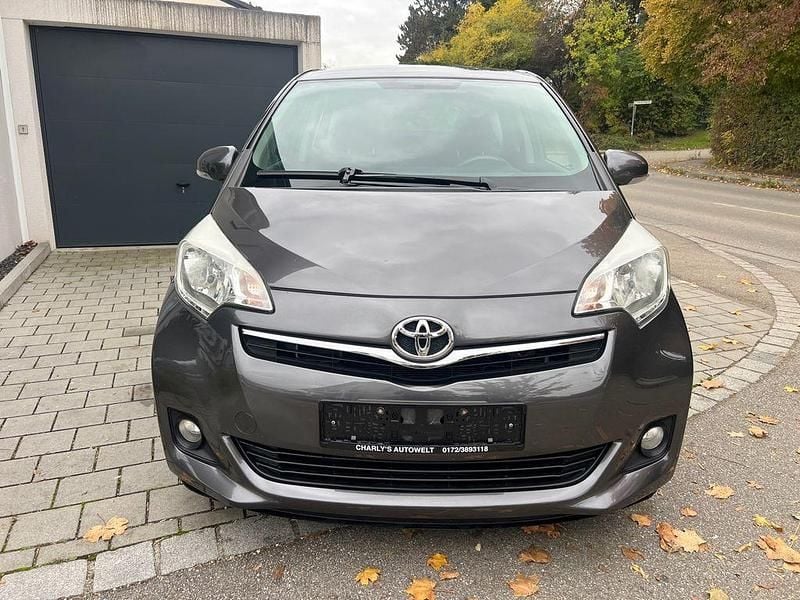 Grau Gebraucht 2011 Toyota Verso-S Cool Van / Kleinbus | 3.990 € (Guter Preis) - Bild 1/4