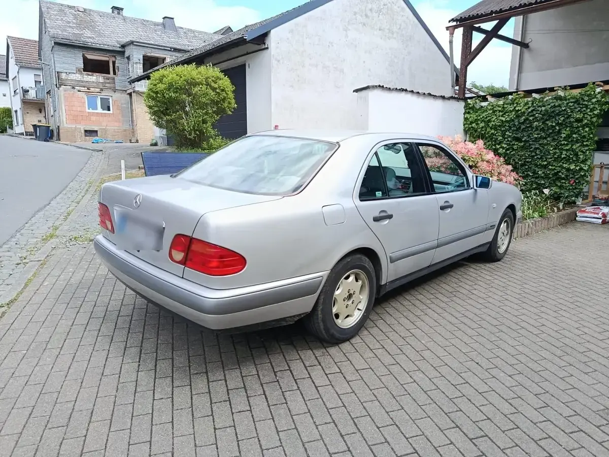 Occasion Mercedes E200 136 ch (100 kW) 1997 Argent Berline