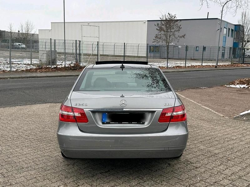 Gebraucht Mercedes E250 204 PS (150 kW) 2012 Grau Limousine