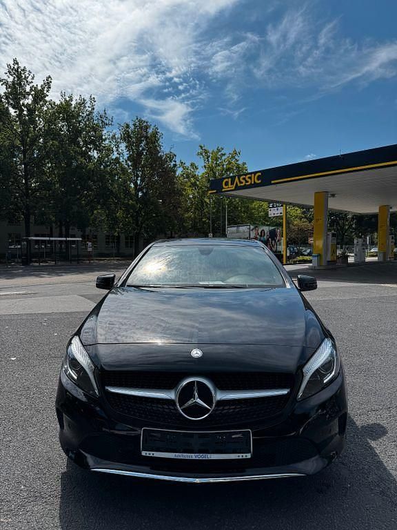 Schwarz Gebraucht 2016 Mercedes A200 Limousine | 13.500 € (Fairer Preis) - Bild 1/4