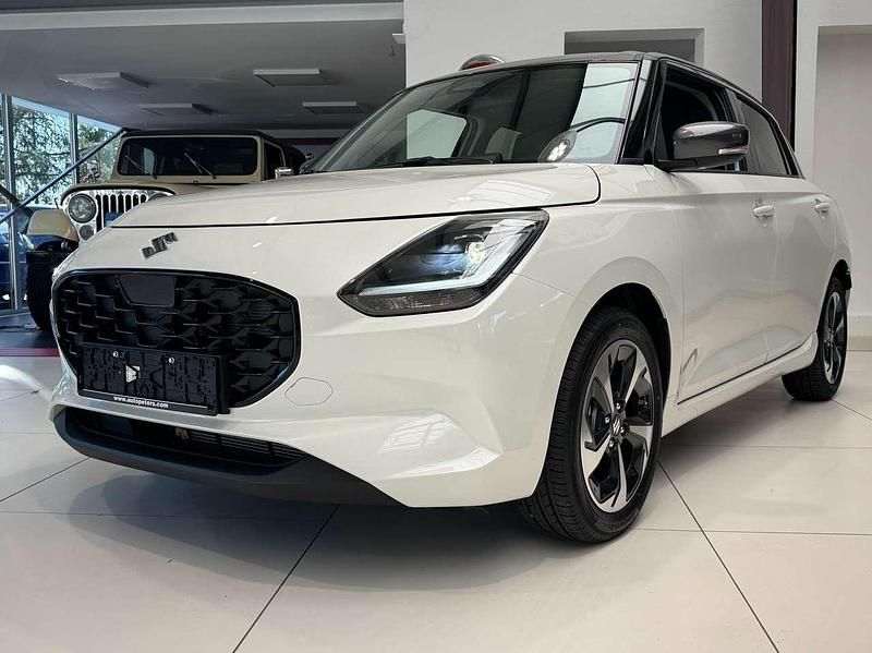 Pure white pearl metallic mine Neu 2025 Suzuki Swift Comfort+ Kleinwagen | 22.290 € - Bild 1/4