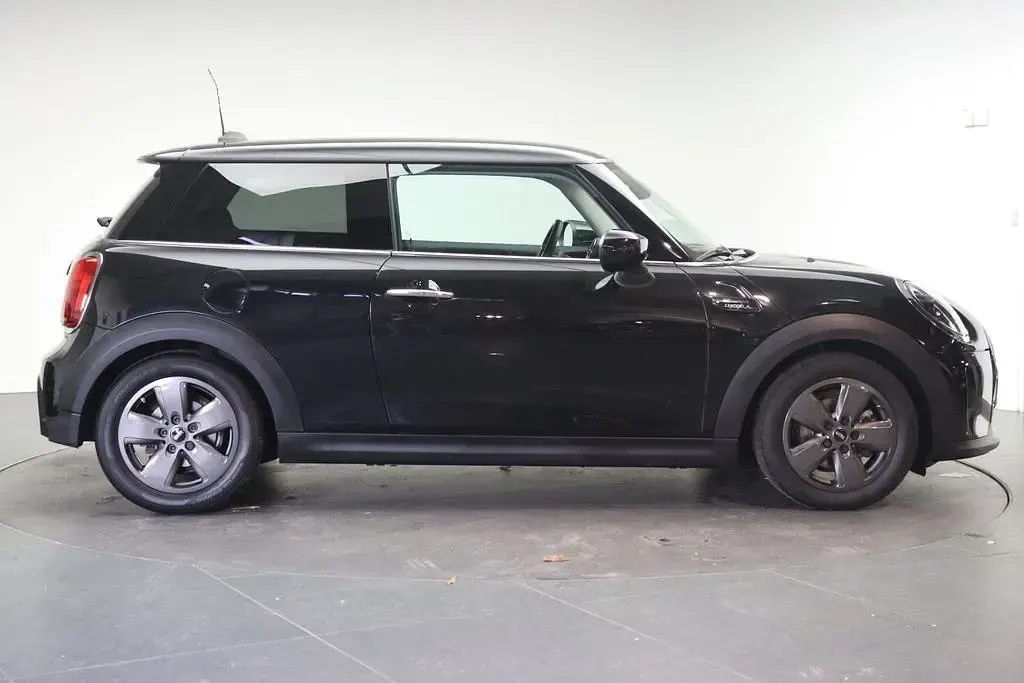 Używany Mini Cooper 136 KM (100 kW) 2023 Czarny Hatchback