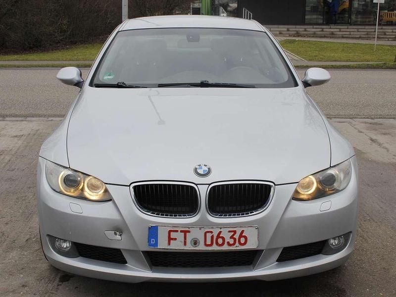 Gebraucht BMW 320 177 PS (130 kW) 2009 Titansilber metallic Coupé