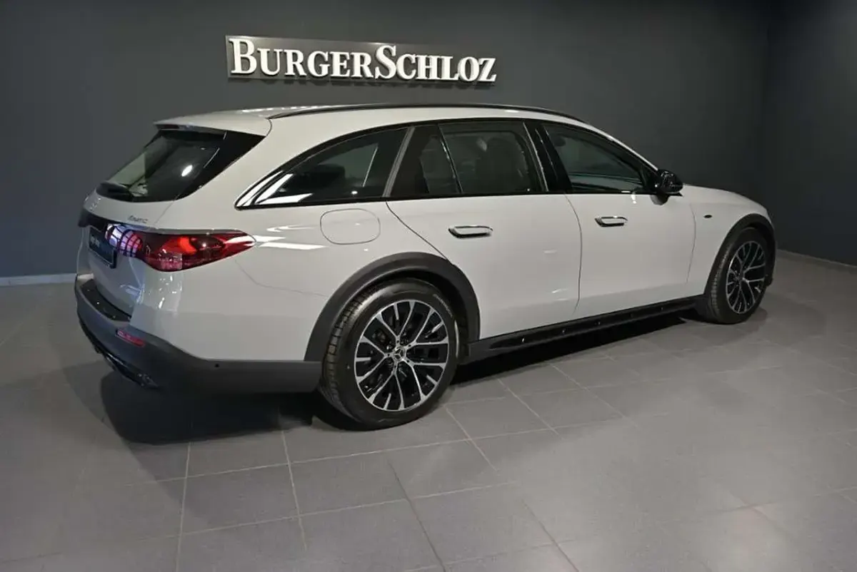 Gebraucht Mercedes E300 Night 313 PS (230 kW) 2025 Manufaktur lack manufaktur alp Limousine