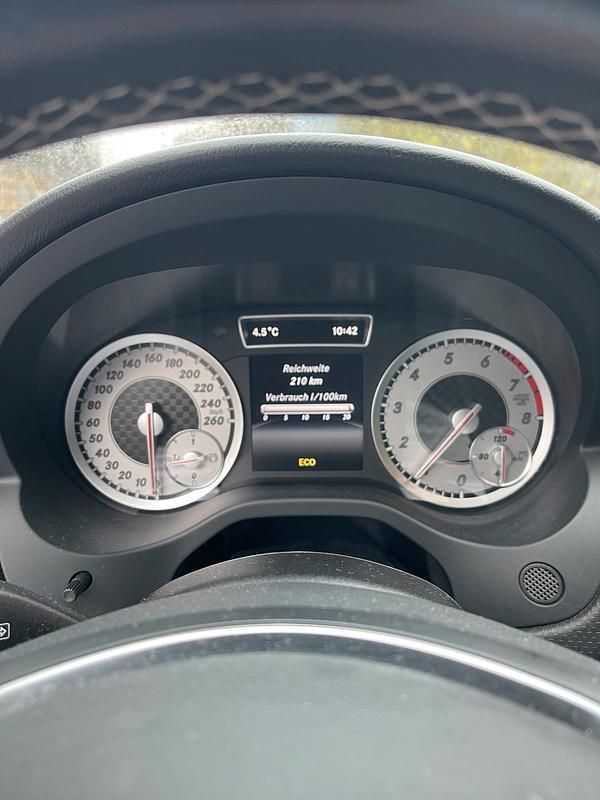 Gebraucht Mercedes A180 122 PS (89 kW) 2014 Schwarz Limousine