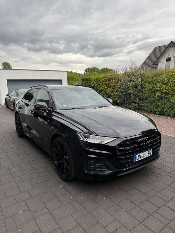 Schwarz Gebraucht 2023 Audi Q8 Ambiente SUV | 82.980 € (Etwas zu teuer) - Bild 1/4