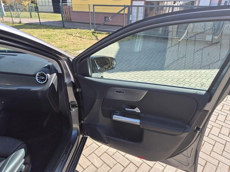 Gebraucht Mercedes B200 163 PS (119 kW) 2019 Grau Van / Kleinbus