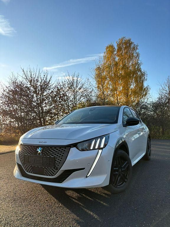 Weiß Gebraucht 2021 Peugeot e-208 GT Kleinwagen | 16.999 € (Guter Preis) - Bild 1/4