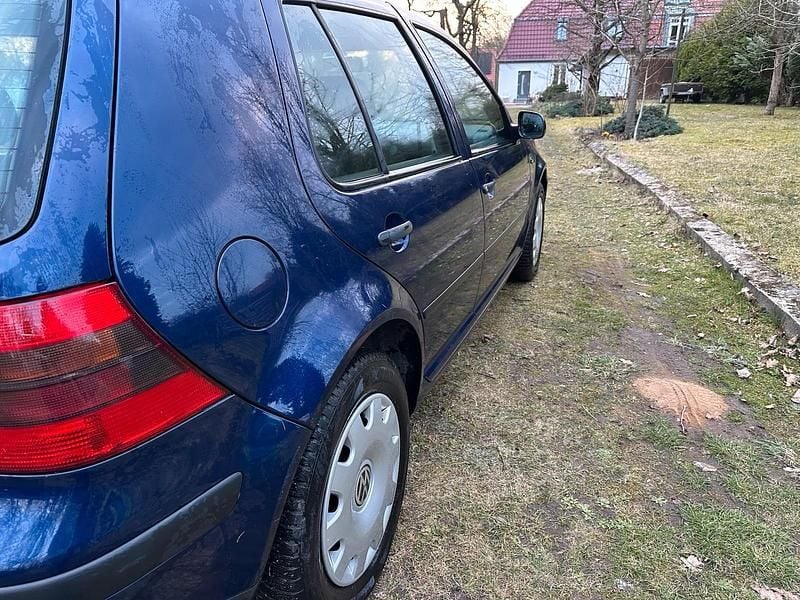 Second-hand VW Golf IV 75 CP (55 kW) 2002 Albastru Berlinǎ