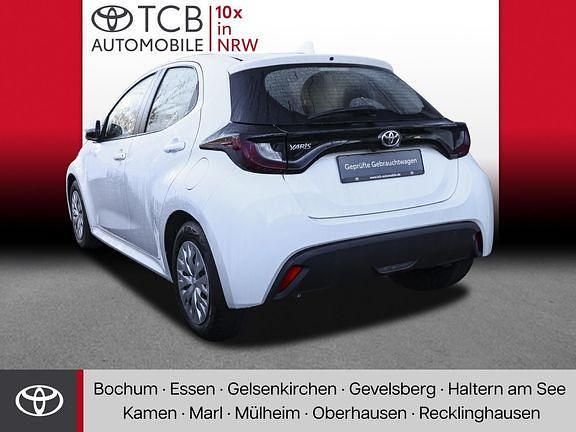Gebraucht Toyota Yaris Basis 72 PS (52 kW) 2022 Schneeweiß Kleinwagen